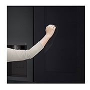 LG 635L InstaView™ Side by Side (Matte Black), Energiklasse E, Vann/isdispenser uten vanntilkobling, Smart Diagnosis™ med Wi-Fi, bottom open view with food  , GSGV81EPLL, thumbnail 8