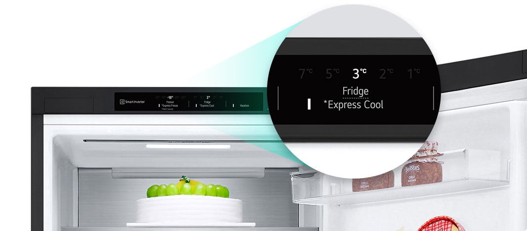 Nørbilde av express kjøleknapp på toppen av kjøleskapet.