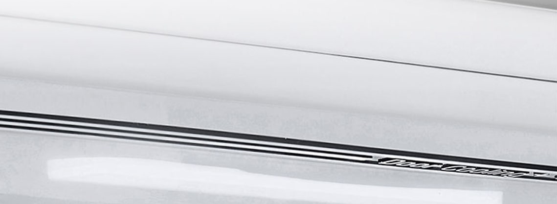 Nærbilde av myk LED-belysning, som effektivt fordeler lyser i hele kjøleskapet.