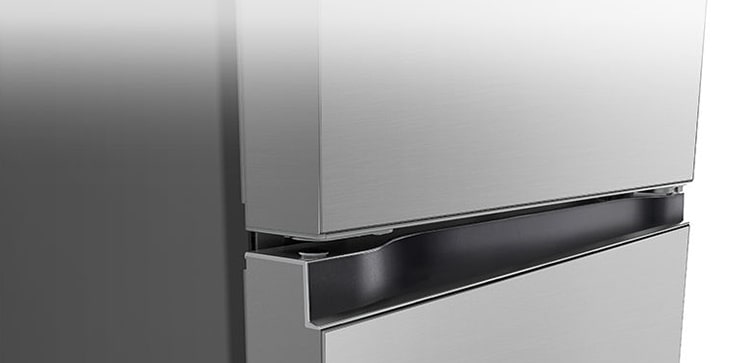 Nærbilde av firkantet håndtak med en elegant og minimal utførelse.