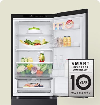 Kjøleskap fylt med fersk mat, med åpen dør og 10-års garantimerke for smart inverterkompressor.