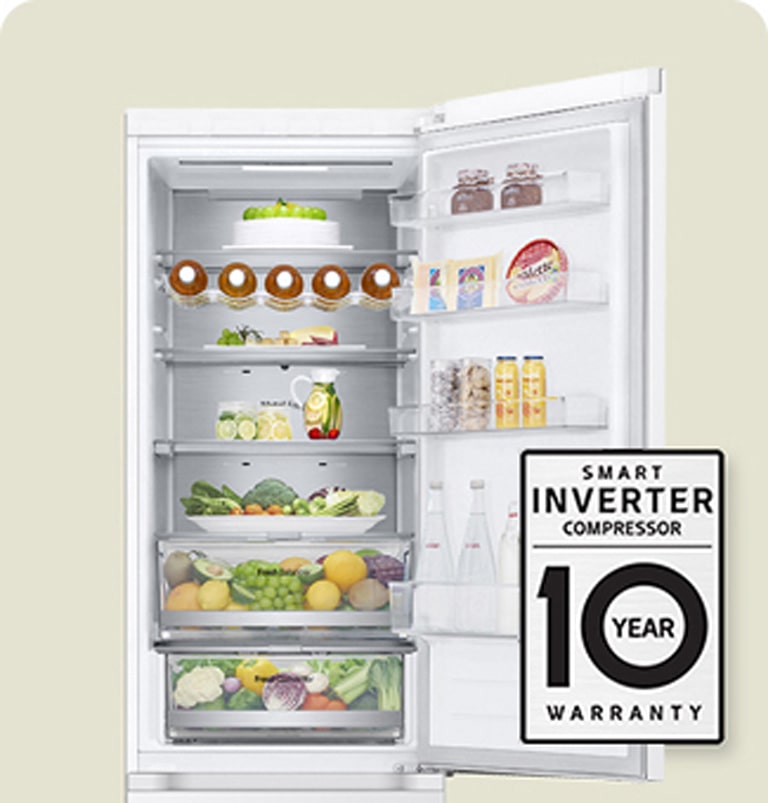 Kjøleskap fylt med fersk mat, med åpen dør og 10-års garantimerke for smart inverterkompressor.