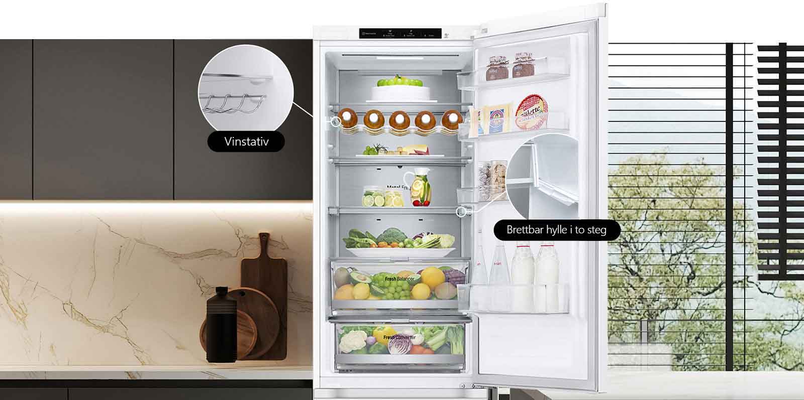 Kjøleskap fylt med fersk mat, med åpen dør som viser vinstativ og foldehyller.