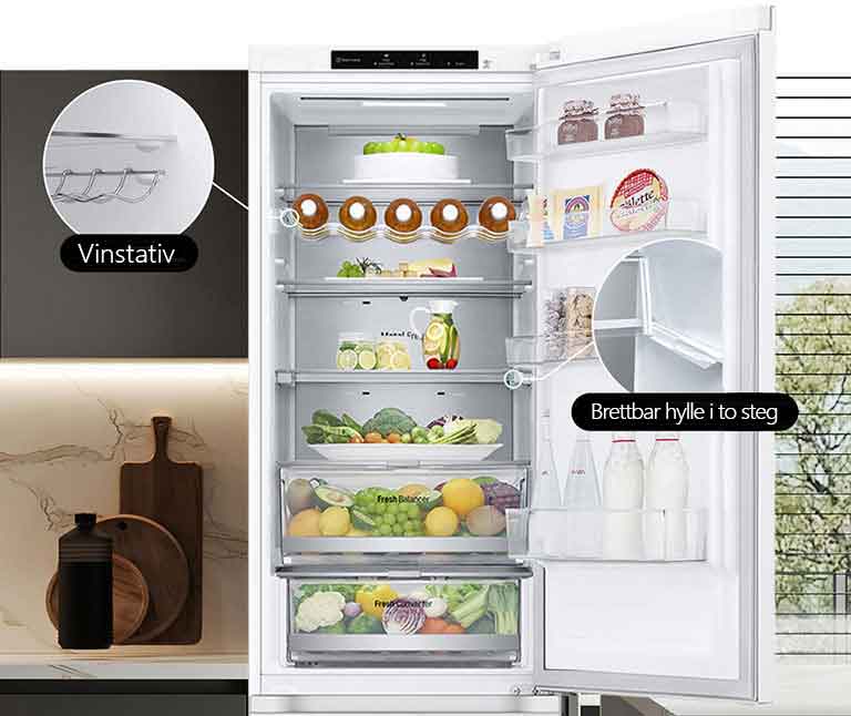 Kjøleskap fylt med fersk mat, med åpen dør som viser vinstativ og foldehyller.