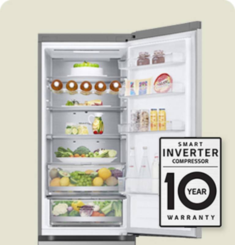 Kjøleskap fylt med fersk mat, med åpen dør og 10-års garantimerke for smart inverterkompressor.