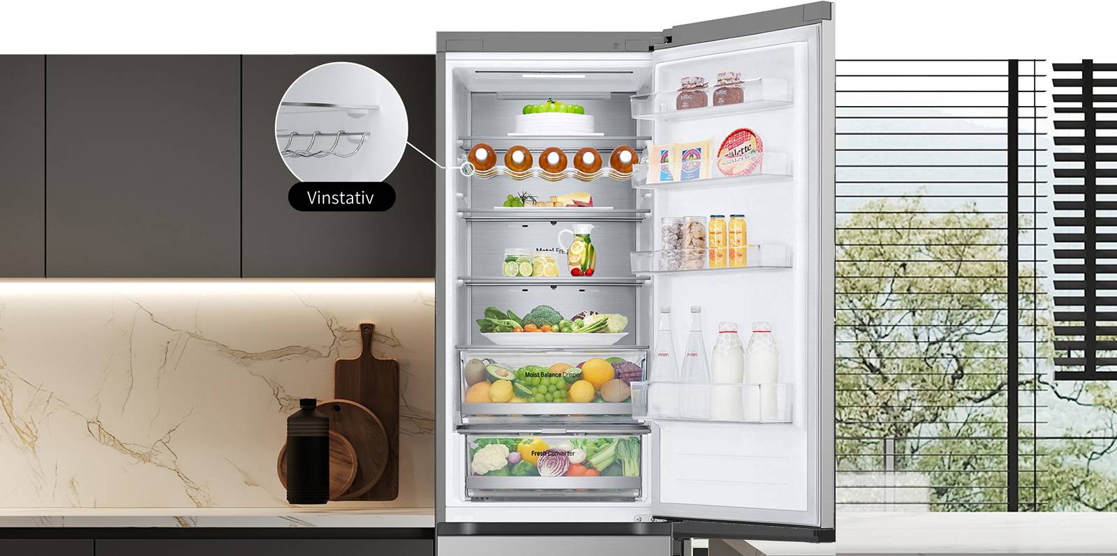 Kjøleskap fylt med fersk mat, med åpen dør som viser vinstativ og foldehyller.