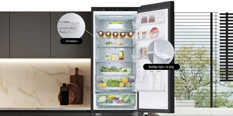 Kjøleskap fylt med fersk mat, med åpen dør som viser vinstativ og foldehyller.