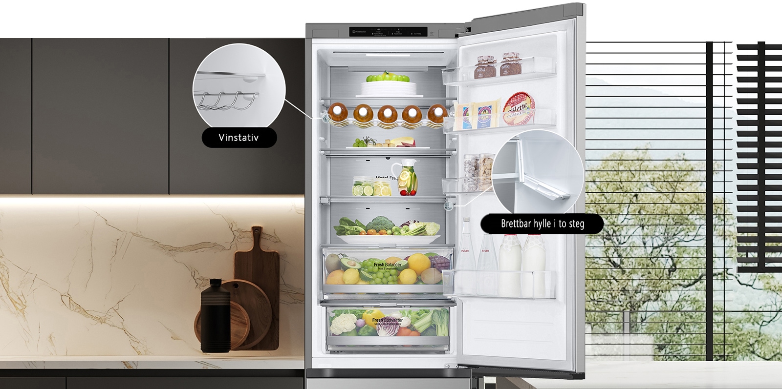 Kjøleskap fylt med fersk mat, med åpen dør som viser vinstativ og foldehyller.