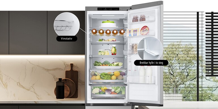 Kjøleskap fylt med fersk mat, med åpen dør som viser vinstativ og foldehyller.