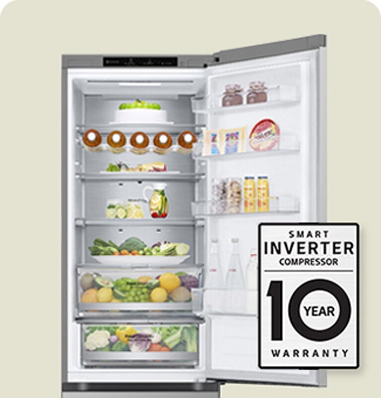 Kjøleskap fylt med fersk mat, med åpen dør og 10-års garantimerke for smart inverterkompressor.