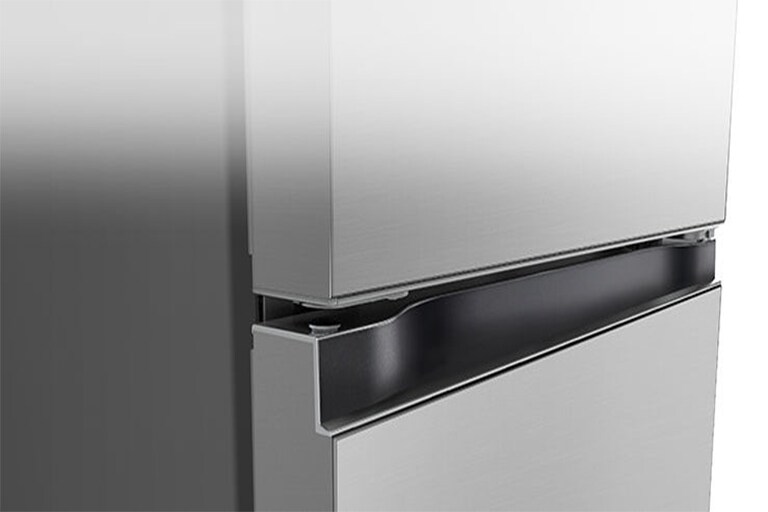 Nærbilde av firkantet håndtak med en elegant og minimal utførelse.