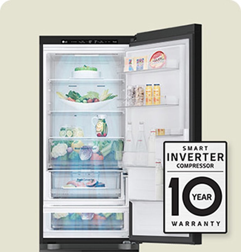 Kjøleskap fylt med fersk mat, med åpen dør og 10-års garantimerke for smart inverterkompressor.