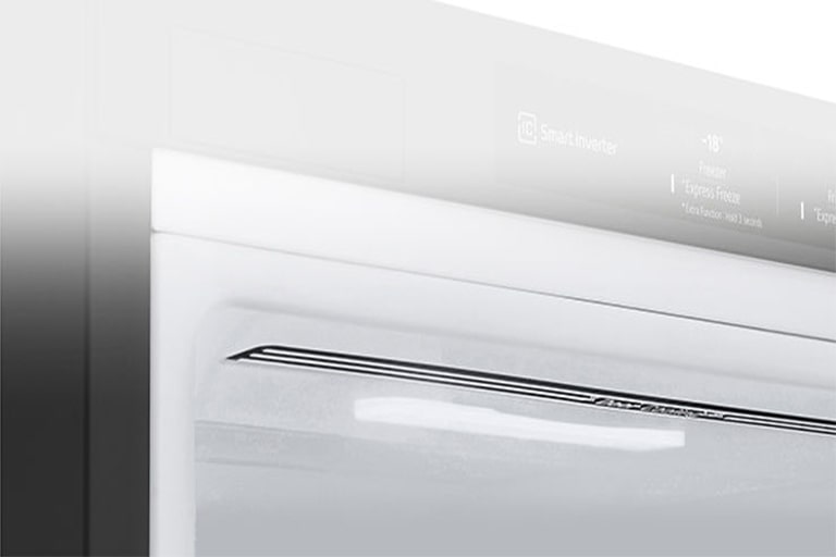 Nærbilde av myk LED-belysning, som effektivt fordeler lyser i hele kjøleskapet.