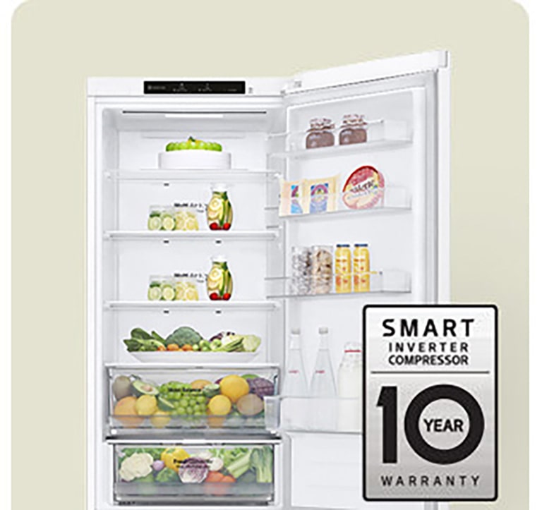 Kjøleskap fylt med fersk mat, med åpen dør og 10-års garantimerke for smart inverterkompressor.