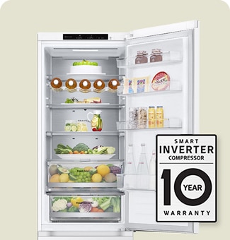 Kjøleskap fylt med fersk mat, med åpen dør og 10-års garantimerke for smart inverterkompressor.