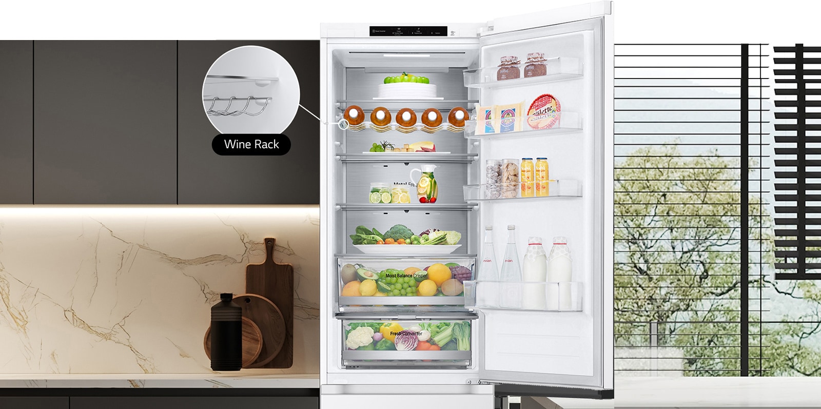 Kjøleskap fylt med fersk mat, med åpen dør som viser vinstativ og foldehyller.