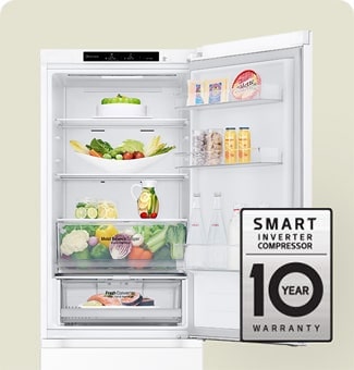 Kjøleskap fylt med fersk mat, med åpen dør og 10-års garantimerke for smart inverterkompressor.