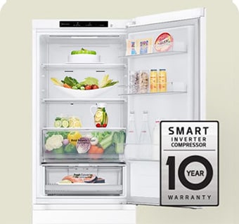 Kjøleskap fylt med fersk mat, med åpen dør og 10-års garantimerke for smart inverterkompressor.