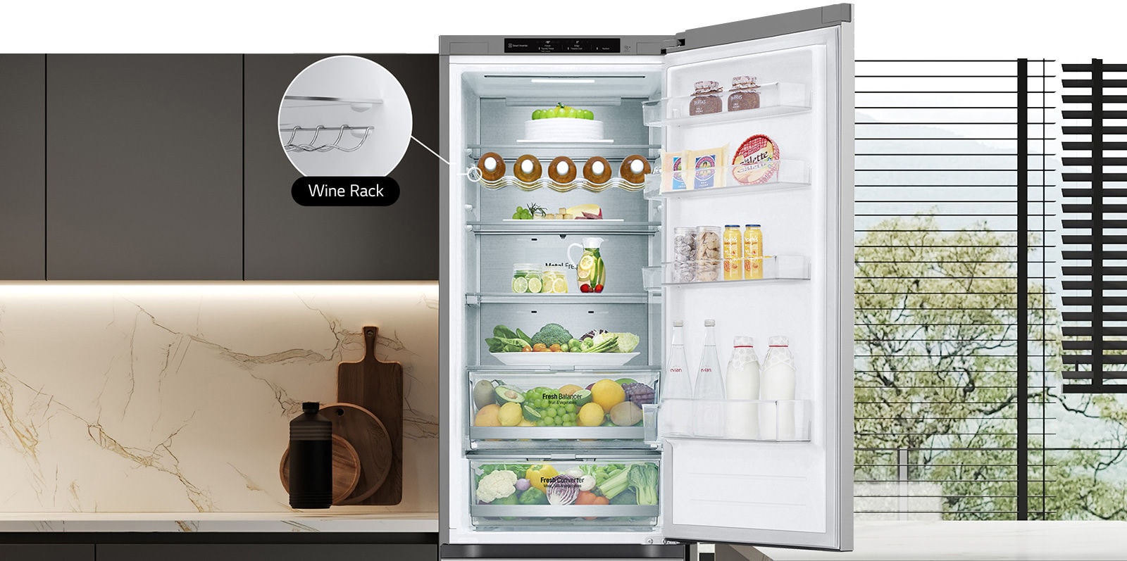 Kjøleskap fylt med fersk mat, med åpen dør som viser vinstativ og foldehyller.