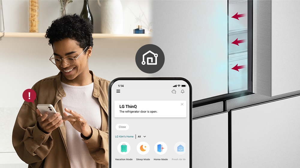 Bildet til venstre viser kvinnen som ser på smarttelefonen. Bildet til høyre viser at kjøleskapsdøren har stått åpen. I forgrunnen av de to bildene er telefonskjermen som viser LG ThinQ-appvarslene og Wi-Fi-ikonet over telefonen.