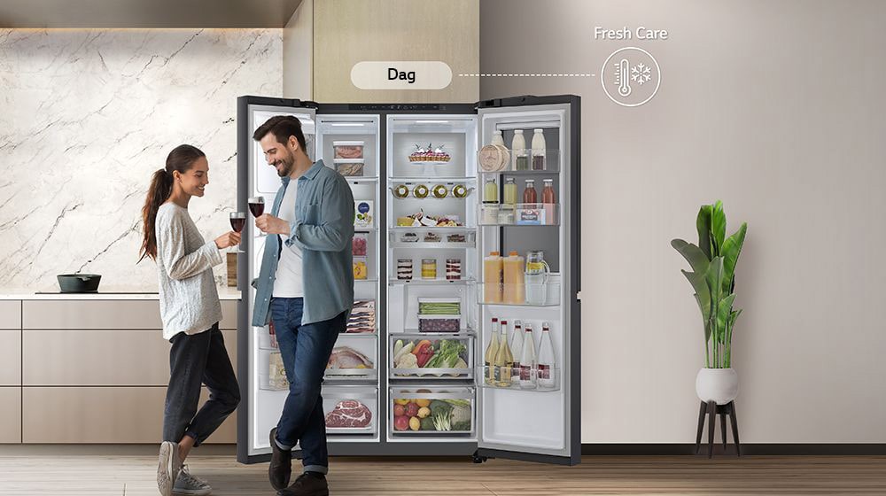 Bildet til venstre viser et par som holder glass om dagen foran et åpent kjøleskap. Bare den ene siden av kjøleskapet er åpent, og blå kald luft strømmer ut av kjøleskapet. Termometerikonet, som betyr kald luft, ligger under bildet. Bildet til høyre viser kjøleskapet på kjøkkenet en mørk kveld. Under bildet er et elektrisk ikon, som betyr energisparing.