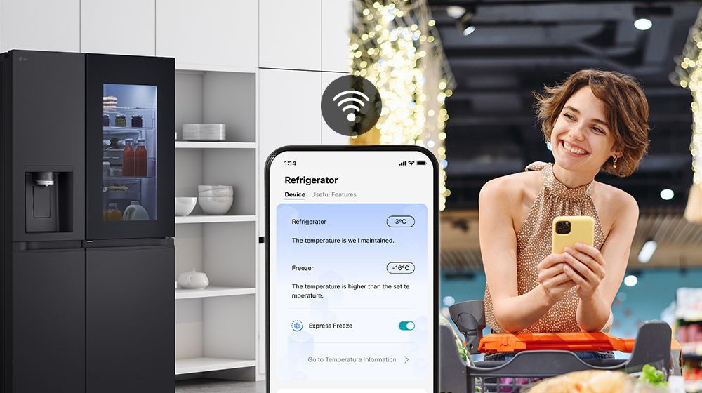Bildet til høyre viser en kvinne med en handlekurv som ser på mobiltelefonen sin. Bildet til venstre viser kjøleskapet forfra. I midten av bildene er et ikon for å vise tilkobling mellom telefonen og kjøleskapet.