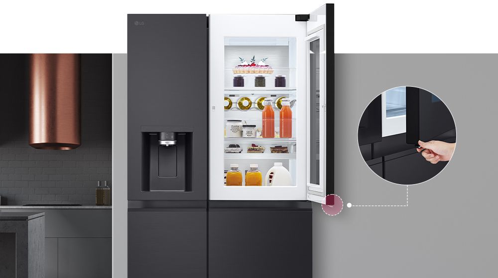 Kjøleskapet er installert i kjøkkenveggen med åpning av inngangsdøren til kjøleskapsdøren på grunn av Door-in-Door™-funksjonen med et utvidet bilde av bruk av Door-in-Door™-knappen på høyre side.