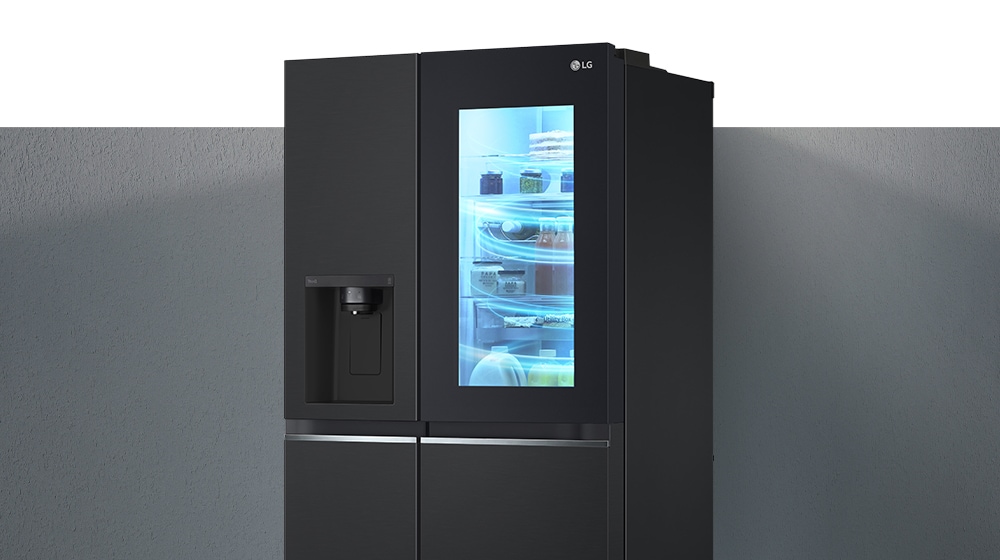 Halvsides visning av InstaView-kjøleskapet. Dette er et bilde av et kjøleskap fylt med kald luft.