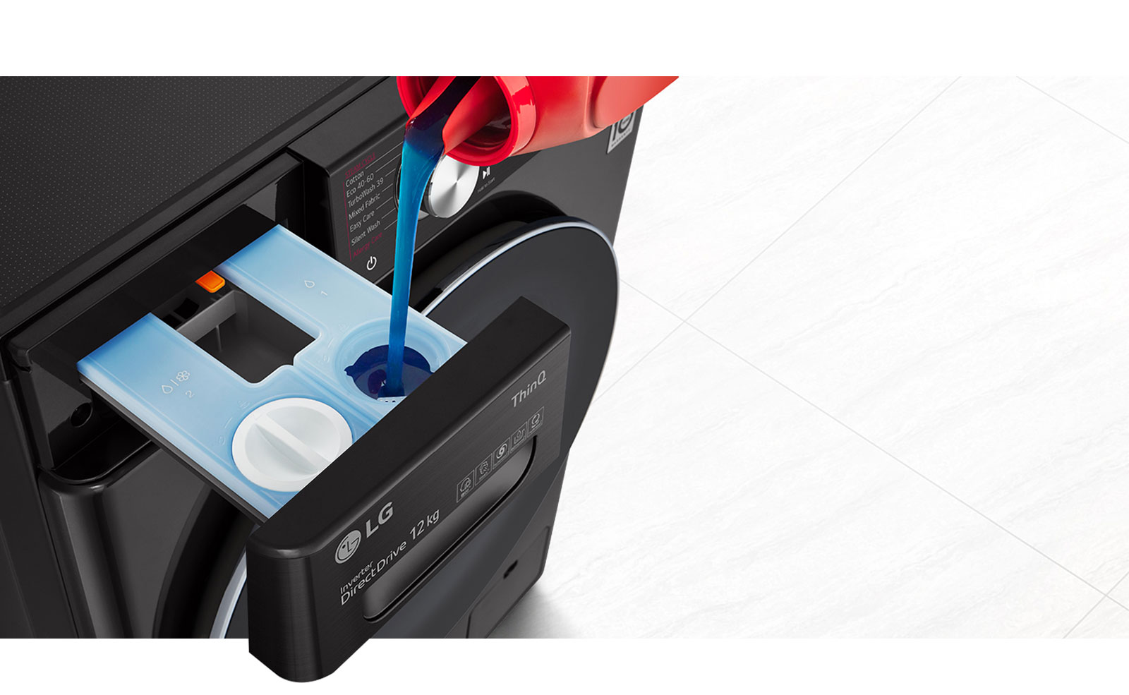 Vaskemidlet hældes i vaskemaskinens doseringsrum for vaskemiddel