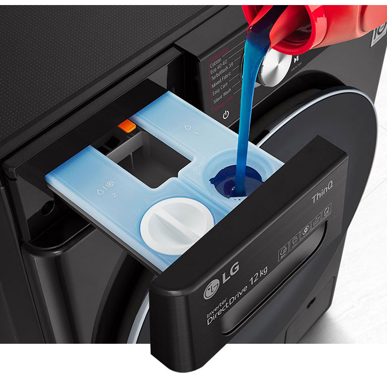 Vaskemidlet hældes i vaskemaskinens doseringsrum for vaskemiddel