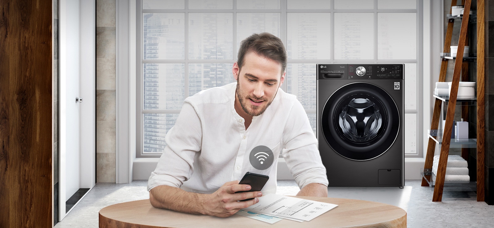 En mann overvåker vaskemaskinens status via en mobilapp.