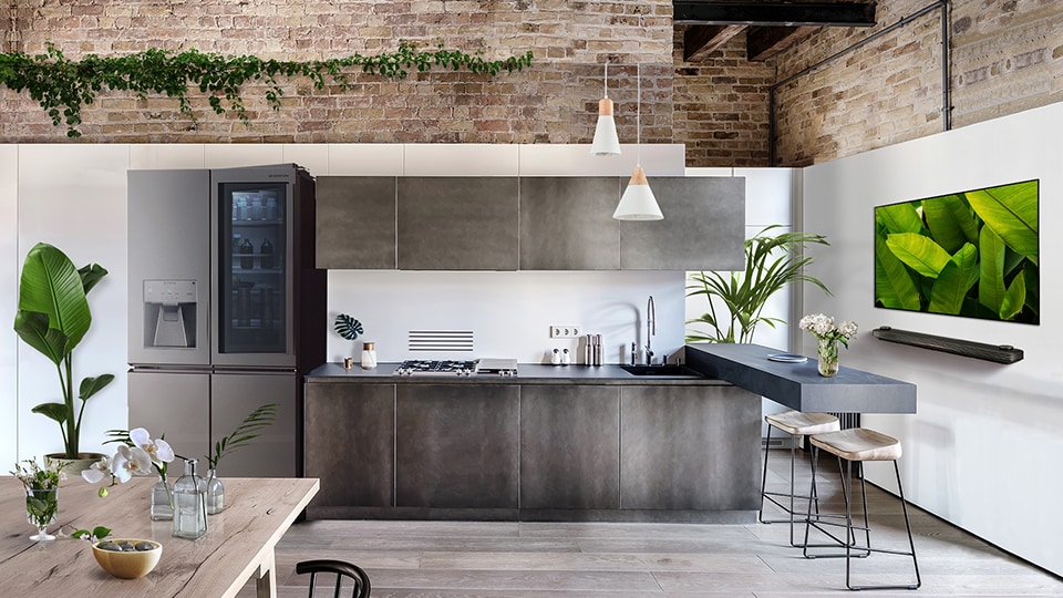 LG SIGNATURE Kjøleskap og OLED TV W vises på kjøkkenet som har biofili design.