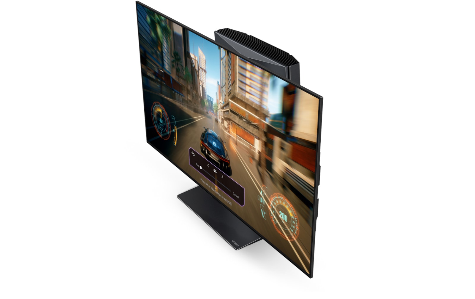 Videoen starter med at et spill spilles på LG OLED Flex i den flate posisjonen. TV-en er buet mens spillet spilles.