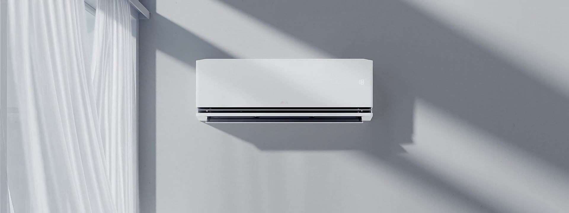 Veggmontert LG-klimaanlegg med video som panorerer for å fremheve det slanke designet og temperaturvisningen på 18 ℃.