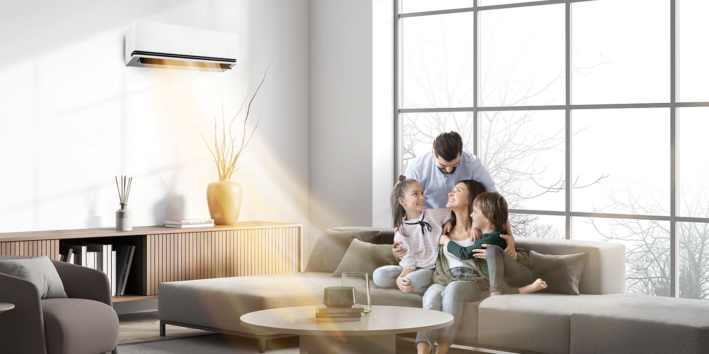 Varm luft strømmer fra den veggmonterte varmepumpen mens familien samles i en koselig stue og nyter tid sammen