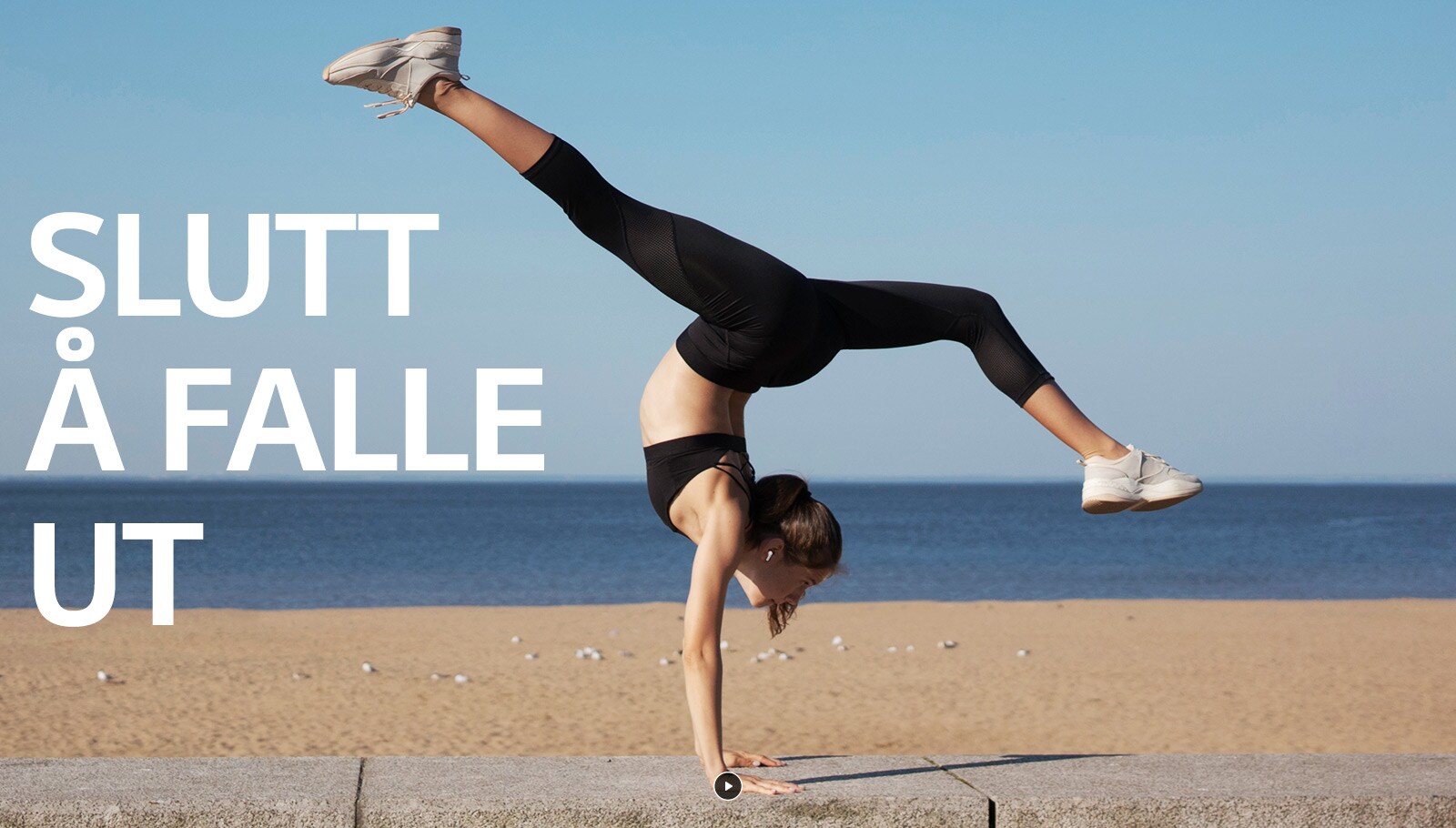 En scene der en kvinne iført TONE Free viser at passformen er god til hodet ved å vise at øreproppene sitter godt til ørene og ikke faller ut.