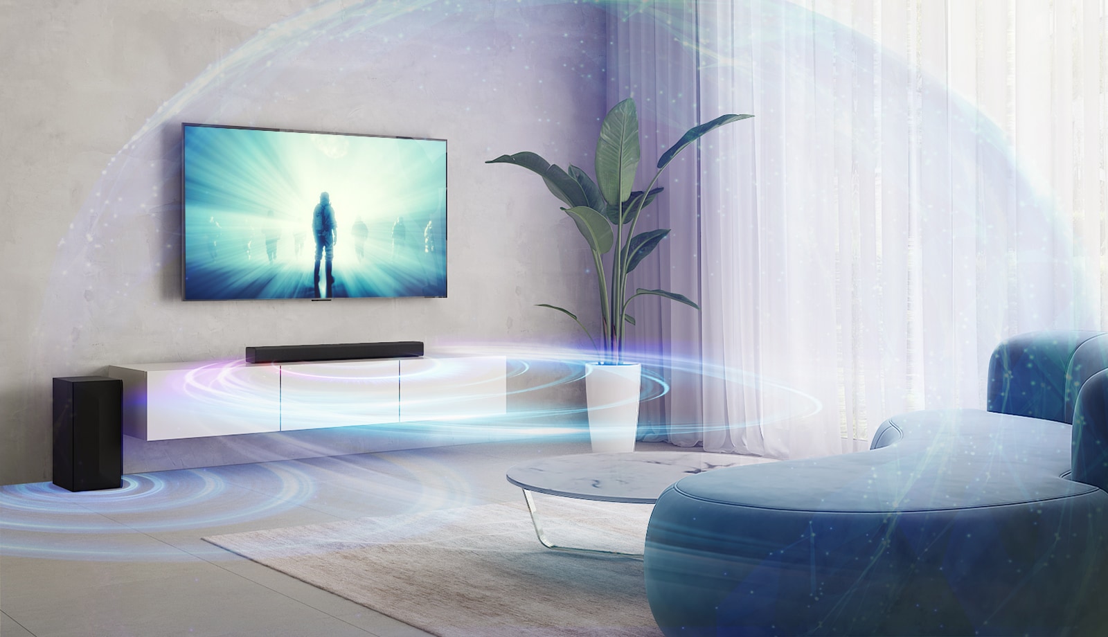 LG TV-en henger på veggen i stua. En film spilles av på TV-skjermen. LG-lydplanken står rett nedenfor TV-en på en beige hylle, med en bakhøyttaler på venstre side.