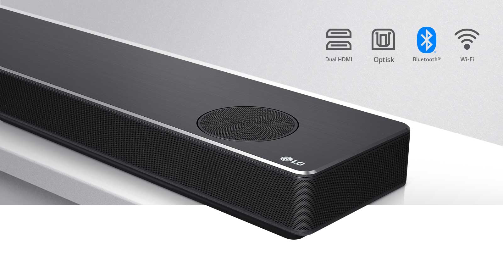 Nærbilde av LG-lydplankens høyre side med LG-logoen vist på nedre høyre hjørne. Tilkoblingsikoner vist over produktet. 