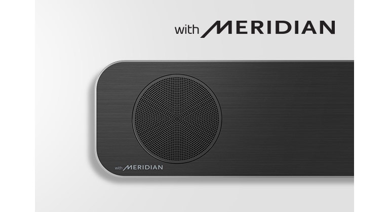 Nærbilde av LG Soundbars venstre side med Meridian-logoen på nedre venstre hjørne. En større Meridian-logo vises over produktet.