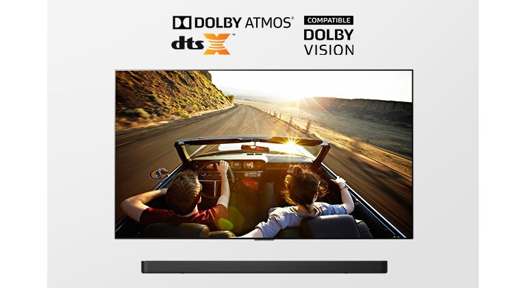 Helbilde av TV og lydplanke i lag. TV viser et par i en kabriolet som kjører langs veien ned i solnedgangen. 