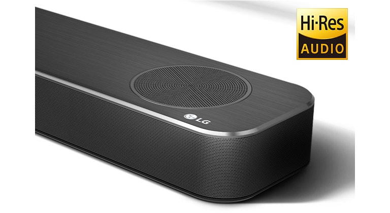 Nærbilde av LG Soundbars høyre side med LG-logoen vist på nedre høyre hjørne. Hi-Res-logoen over produktet. 