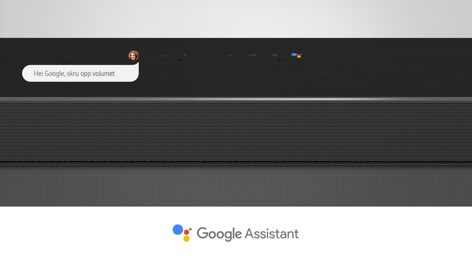 Nærbilde av LG-lydplankens midtseksjon med lydkontroller og Google Assistant-logoen. Du kan skru opp volumet med Googles talekommandoer. 