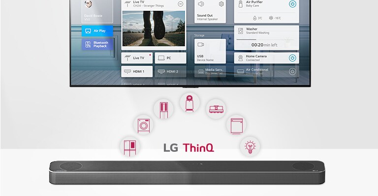 TVen er på veggen. LG-lydplanken er under TVen. LG ThinQ-logoen og apparat-ikoner vises mellom TVen og LG-lydplanken.