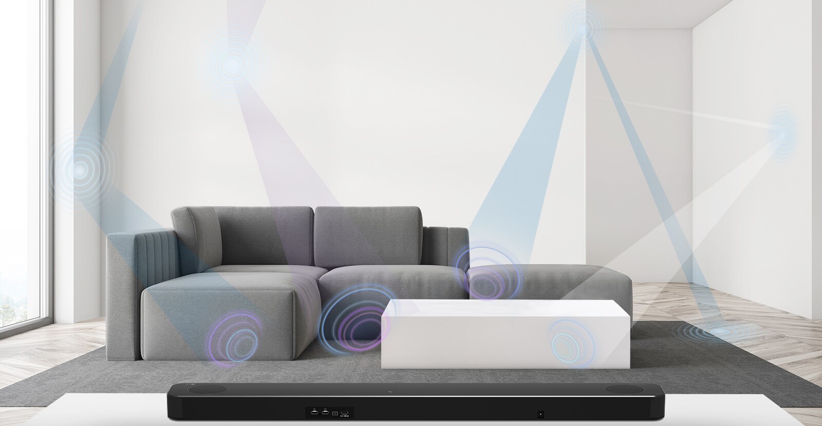 Baksiden av en LG-lydplanke i en stue med en grå sofa i midten. Grafikk av bølgelengde-måling av rommet vises.