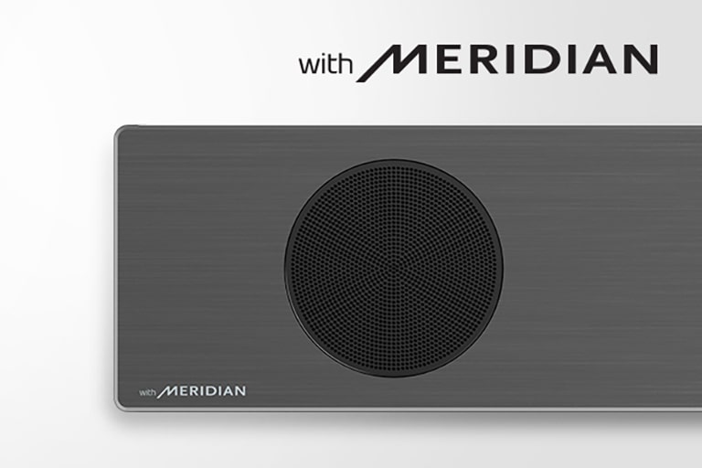 Nærbilde av LG Soundbars venstre side med Meridian-logoen på nedre venstre hjørne. En større Meridian-logo vises over produktet.
