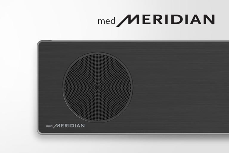 Nærbilde av LG Soundbars venstre side med Meridian-logoen på nedre venstre hjørne. En større Meridian-logo vises over produktet.