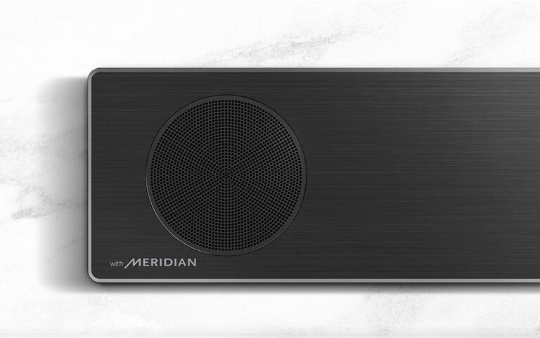 Nærbilde av LG Soundbars venstre side med Meridian-logoen på nedre venstre hjørne.