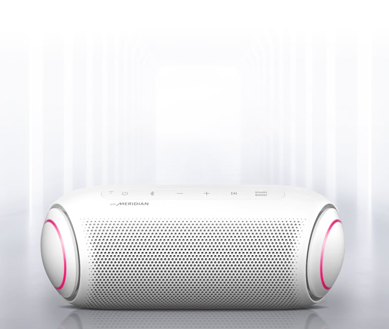 Lys skinner fra omgivelsene og fra fronten til XBOOM Go med synlig magenta-farget lys på hver ende.