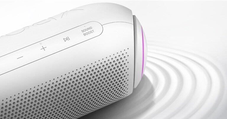 LG XBOOM Go er vendt mot øvre høyre med lilla lys, det er en bølgeeffekt under produktet, mot en hvit bakgrunn.