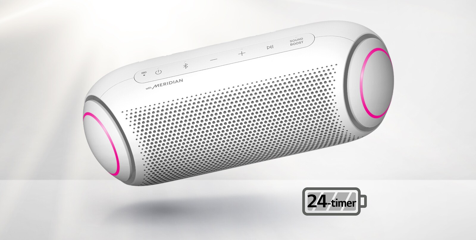 LG XBOOM Go er vippet til venstre og svever i luften. Woofer-lyset er magenta. 